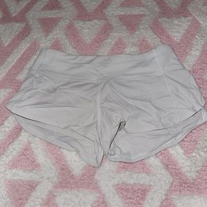 WHITE LULULEMON SPEED UP SHORTS !!! SIZE 4 2.5 INCH